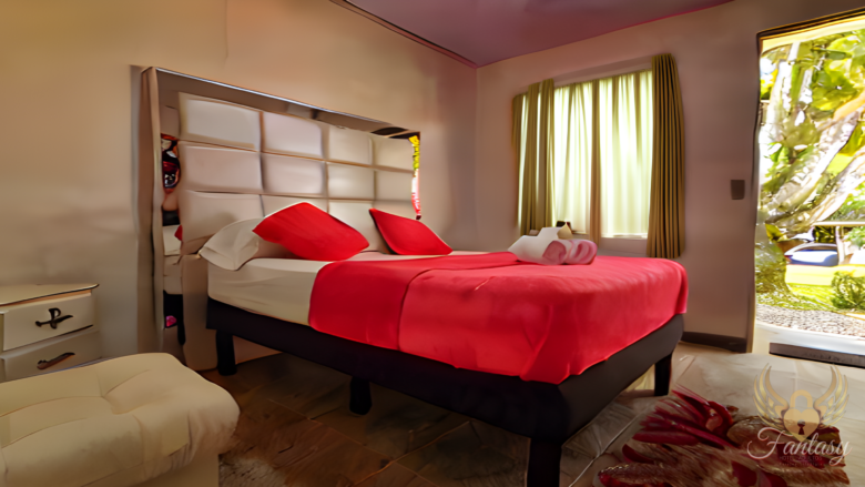 Habitación estándar en Hotel Swinger Medellín - Hotel Fantasy Resort, comodidad y estilo para parejas swinger.